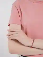 Красный браслет с бусами плетеный