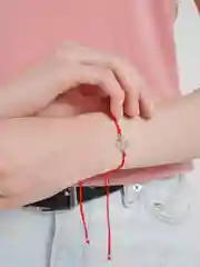 Белый браслет с красной  нитью