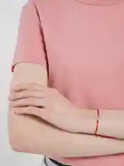 Белый браслет с красной  нитью