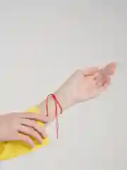 Зелёный хаки браслет с красной  нитью