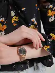Золотой женские кварцевые часы