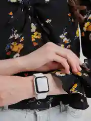Белый умный фитнес браслет