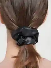 Черный резинка для волос из экокожи