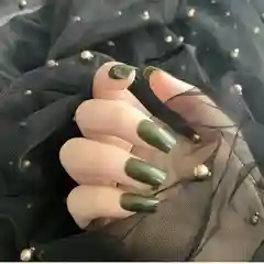 Зеленый накладные ногти с дизайном