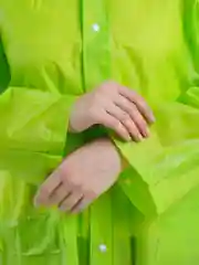 Лайм дождевик многоразовый, с капюшоном, с карманами