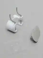 Белый держатель швабры настенный