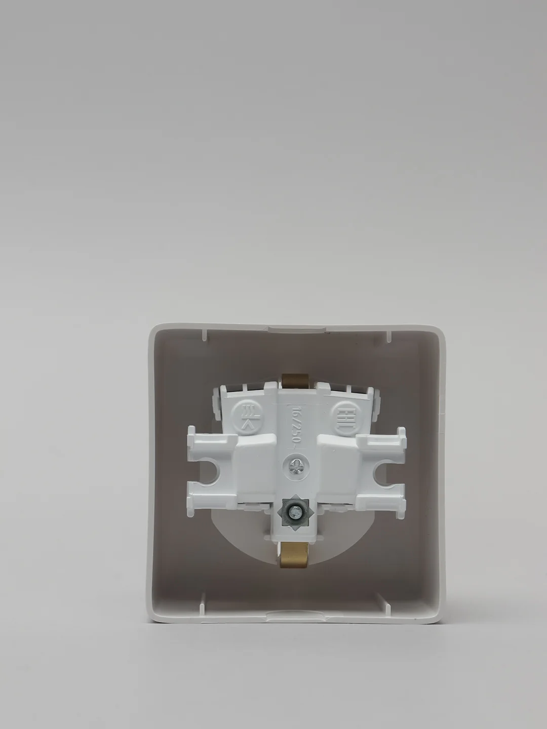 Розетка с заземляющими контактами Electric, белая, 250В, 16А, IP20, открытая установка