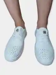 Кроссовки женские