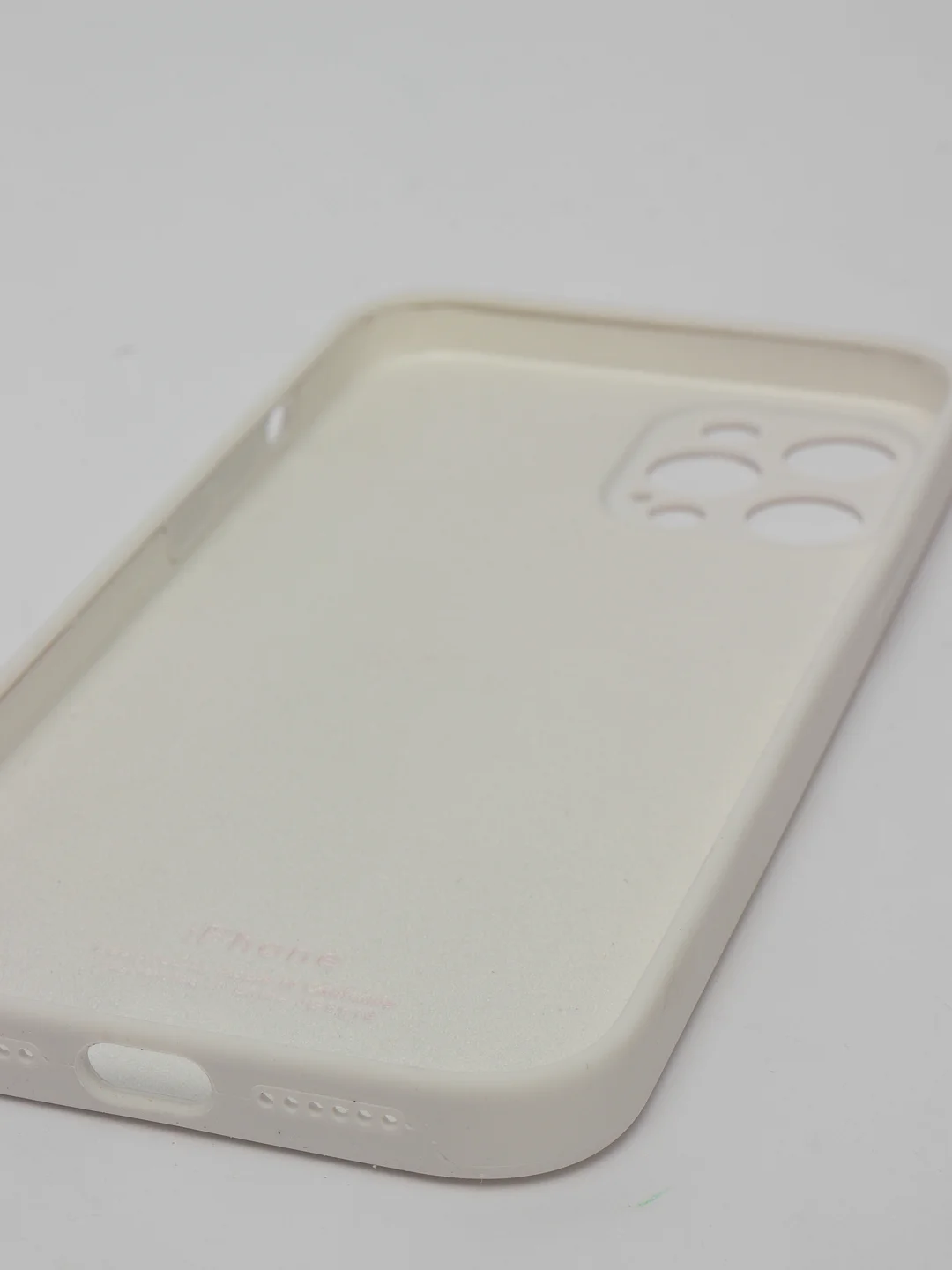 Белый силиконовый чехол iPhone 12 Pro Max, Silicone Case, с закрытым низом и защитой камеры