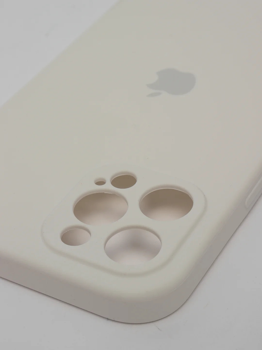 Белый силиконовый чехол iPhone 12 Pro Max, Silicone Case, с закрытым низом и защитой камеры