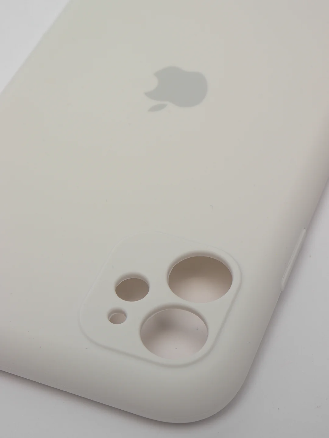 Бежевый силиконовый чехол iPhone 11, Silicone Case, с закрытым низом и защитой камеры