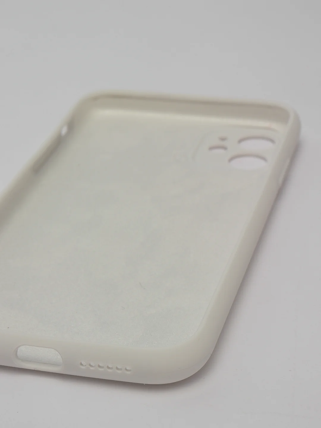 Бежевый силиконовый чехол iPhone 11, Silicone Case, с закрытым низом и защитой камеры