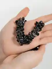 Ожерелье из черных бусин с серебряными чешуйками