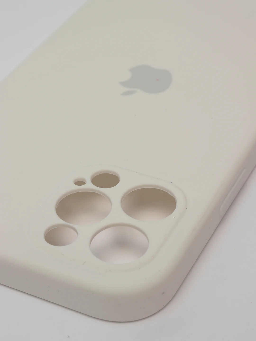Белый силиконовый чехол iPhone 12 Pro, Silicone Case, с закрытым низом и защитой камеры