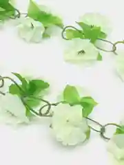 Искусственная лиана на цепочке, с цветами