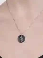 Серебряный цепочка на шею с подвеской (кулоном) с изображением цветов