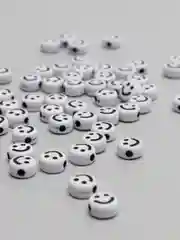 Белый бусинки Смайлы 30 шт разные цвета