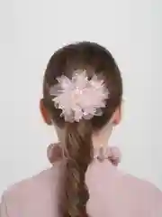 Розовый бантик на резинке