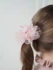 Розовый бантик на резинке