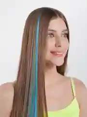 Голубой прядь волос на заколке, цветная