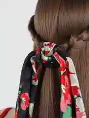 Черный резинка для волос атласная с платком