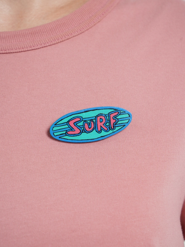 Деревянный значок "Surf" ручной работы