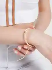 Алый браслет-узел, плетеная фенечка
