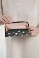 Черный кошелек женский,  на молнии, с ремешком