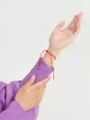 Индиго браслет с красной  нитью