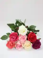 Белый искусственные розы, пионы и камелии