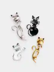 Белый брошь "Кошка"