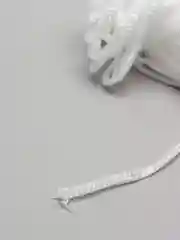 Белый шнур вязанный цветной