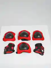 Алый защита для подвижных игр: наколенники, налокотники, нарукавники