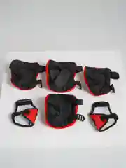 Алый защита для подвижных игр: наколенники, налокотники, нарукавники