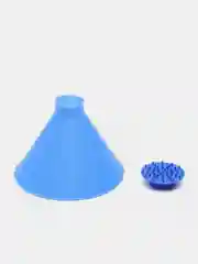 Синий скребок для льда и снега