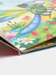Серый книга детская картонная с глазками