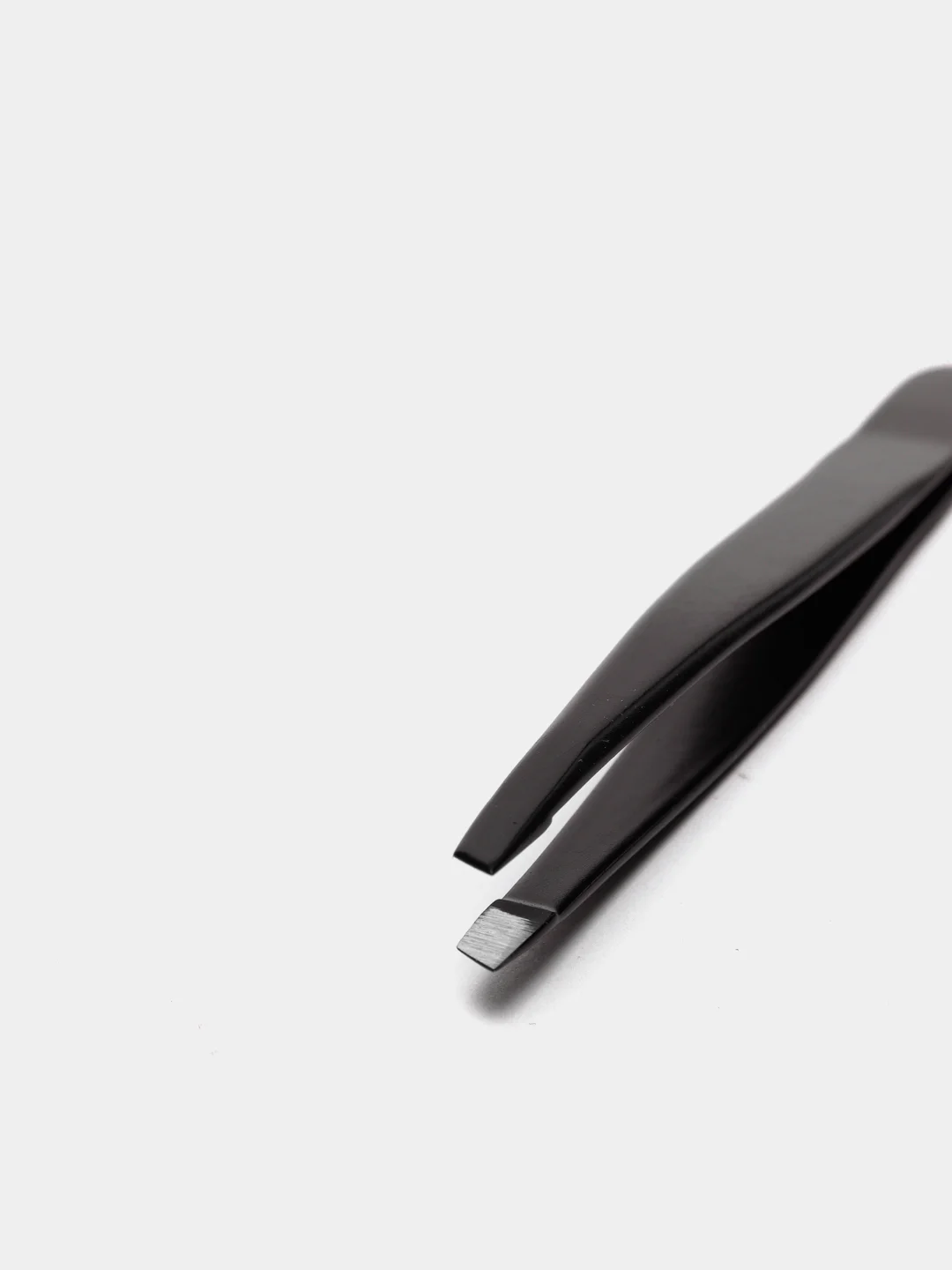 Пинцет скошенный для бровей Staleks Pro Expert 11 type 4b (11/4), черный