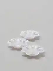Белый полубусины фигурные Цветок