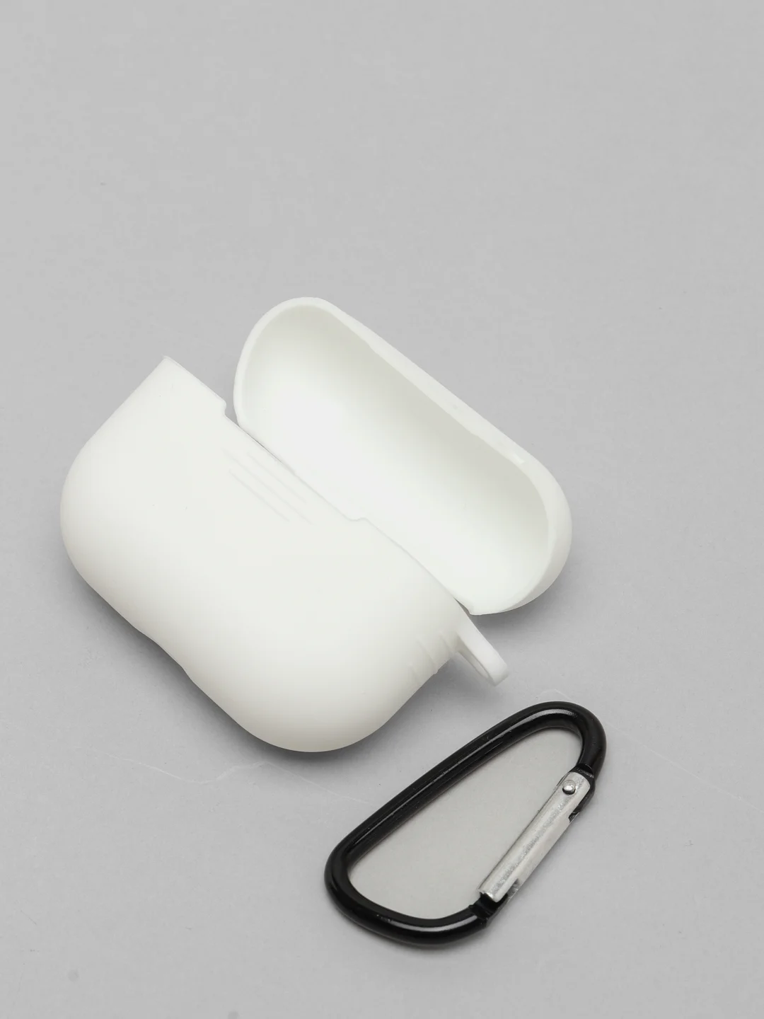 Белый силиконовый чехол для наушников AirPods Pro с карабином