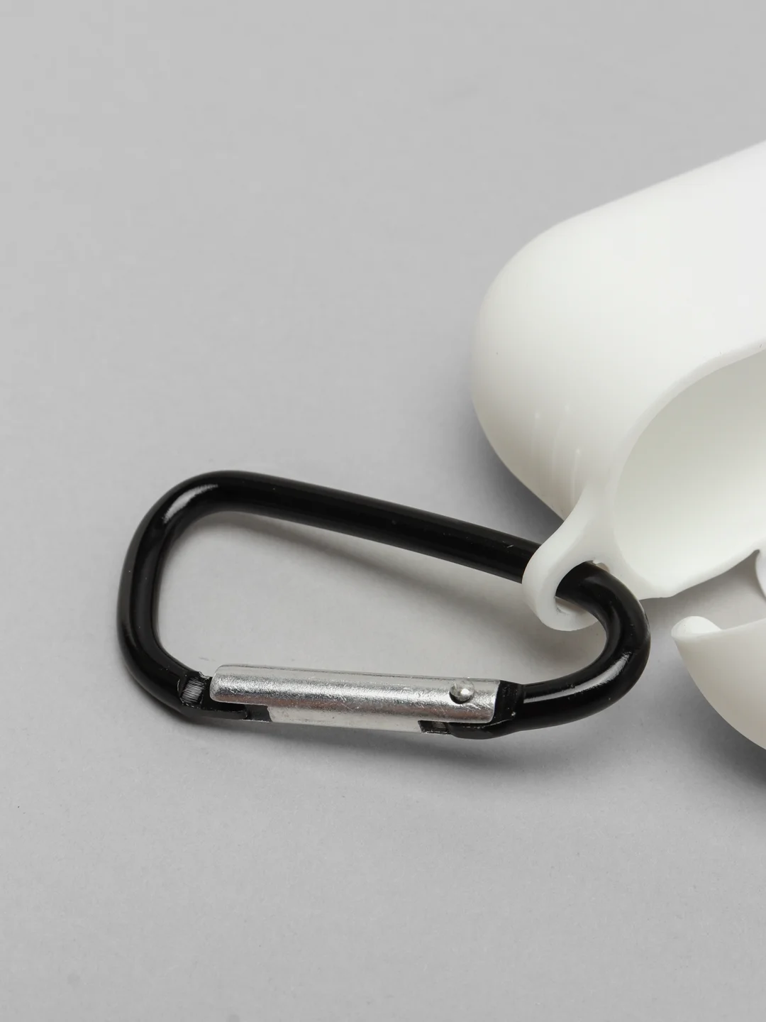Белый силиконовый чехол для наушников AirPods Pro с карабином