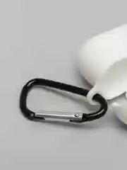 Белый силиконовый чехол для наушников AirPods Pro с карабином