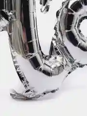 Серый воздушный новогодний шар с надписью Love