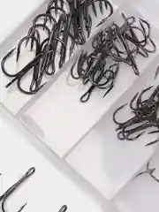 Набор рыболовных крючков тройников, 50 штук
