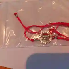 Черный браслет красная нить