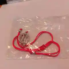 Серый браслет красная нить