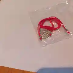 Угольный браслет красная нить