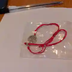 Серый металлик браслет красная нить