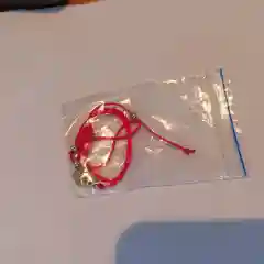 Серый браслет "Красная нить"