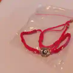 Серый браслет "Красная нить"