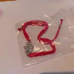 Угольный браслет красная нить